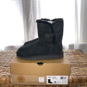 LIKE NEW  UGG Bailey Button Boots Size 7 women’s!